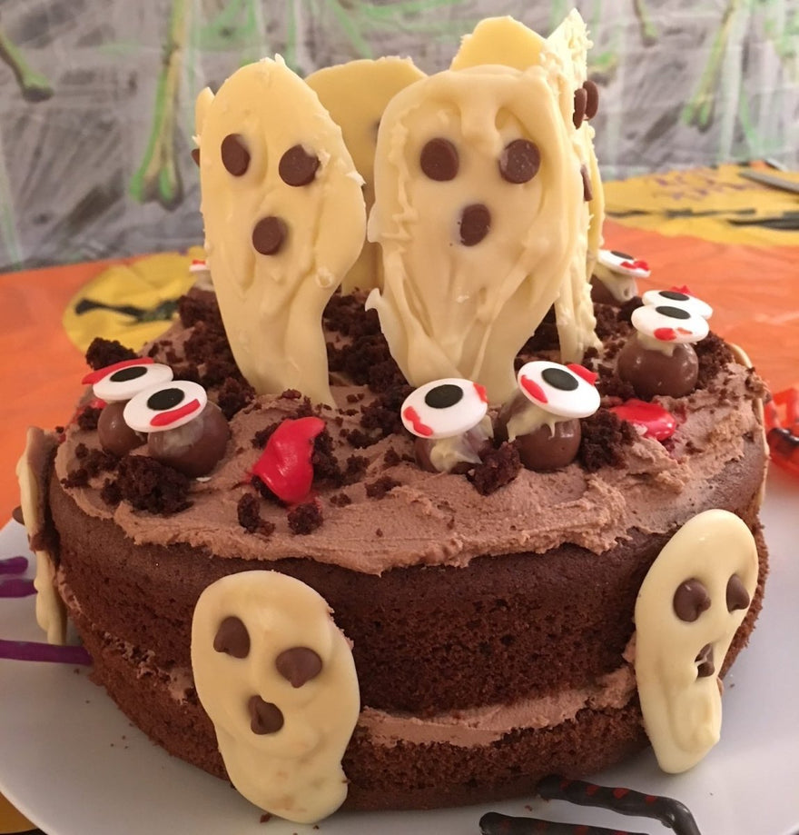 https://www.robinsandsons.co.uk/cdn/shop/articles/Halloween_cake_recipe_blog-966094_880x.jpg?v=1697124200